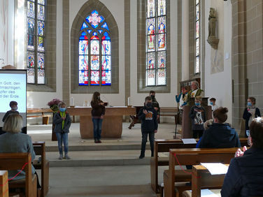 Vorstellung der Kommunionkinder in St. Crescentius (Foto: Karl-Franz Thiede)